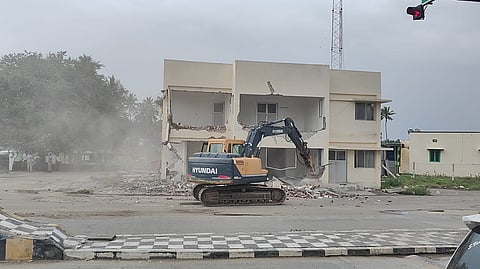 The work of removing encroachments on the water body at Velampatti toll plaza began on Wednesday evening