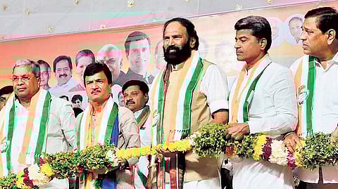 Irrigation and Civil Supplies Minister N Uttam Kumar Reddy and Karnataka Chief Minister Siddaramaiah at an election meeting held in Mukhhed Assembly constituency in Maharashtra on Friday