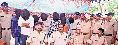 Chittoor SP Manikanta Chandolu produced the accused involved in chain snatching  before the media on Sunday