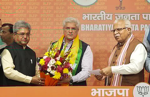 elhi: BJP General Secretary Dushyant Gautam welcomes former AAP leader Kailash Gahlot as he joins the BJP in presence of Union Minister Manohar Lal, in New Delhi, Monday, Nov. 18, 2024.