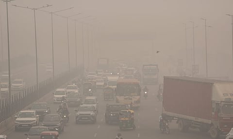 Smog engulfing Delhi roads reducing visibility.