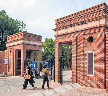 Delhi University (DU)