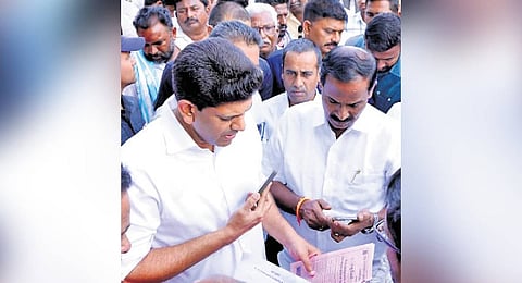 Union Minister P Chandra Sekhar interacting with cotton farmers 