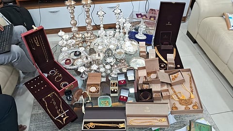  Cash, gold and silver articles seized by Lokayukta police during raid.