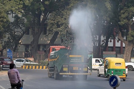 An anti-smog gun being used to spray water droplets to curb air pollution, in New Delhi on Nov 22, 2024.