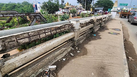 The residents of Mettupalayam town feel that the bridge poses a significant risk to vehicles if it is left in the same condition.