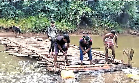Villagers constructing the temporary wooden bridge on Rahul river