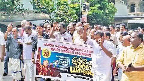 Vizhinjam and Navaikulam Outer Ring Road Janakeeya Samithi takes out a protest march to the official residence of Public Works Minister Mohamed Riyas on Thursday.