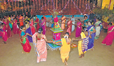 Women dancing around the tulsi vrindavan 