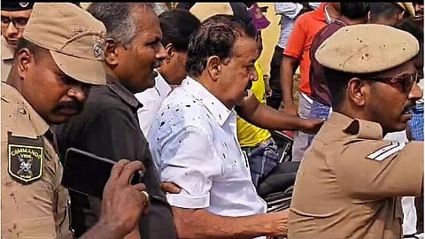 People threw mud at  forest minister K Ponmudy when he was inspecting flood-affected areas in Iruvelpattu and Arasur villages.