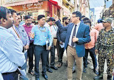 BBMP Chief Commissioner Tushar Girinath instructs officials to complete white-topping work on BVK Iyengar Road.