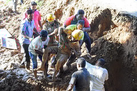 Labourer Selvam being extricated from the pit near Yatri Nivas in Srirangam