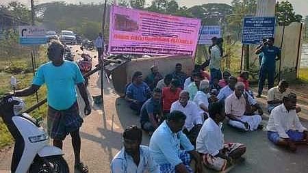 A protest erupted in Chinna Veerampattinam on Sunday after the government decided to close the primary school operating in the area.