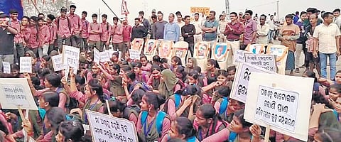 Protest disrupts traffic for 12 hours on NH-53 over delayed expansion and safety concerns