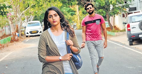 A still from Mazaiyil Nanaigiren