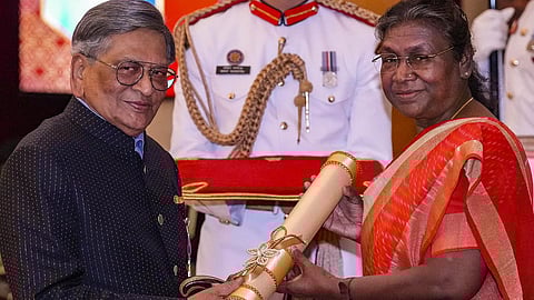 President Droupadi Murmu presents the Padma Vibhushan to former Union minister SM Krishna during the Padma Awards 2023 ceremony at Rashtrapati Bhawan, in New Delhi. 