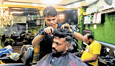 A late night salon in Kaloor.
