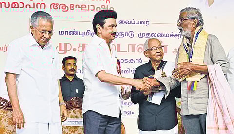 Stalin handing over Vaikom Award to Kannada writer Devanur Mahadeva as Kerala Chief Minister Pinarayi Vijayan looks on 
