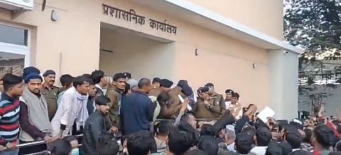 BPSC candidates protest over alleged question paper leaks at BAPU exam centre 