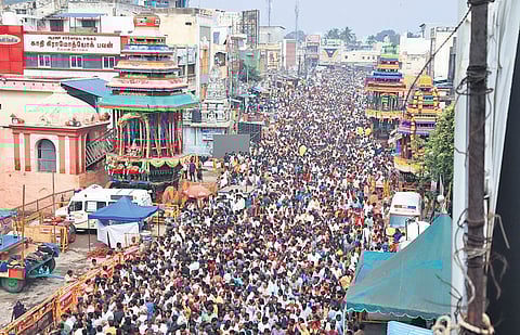 People from TN and nearby states thronging Arunachaleswarar temple to witness the lighting of Maha Deepam 