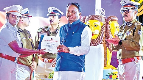 CM Mohan Majhi presents certificate to a policewoman at the police duty meet