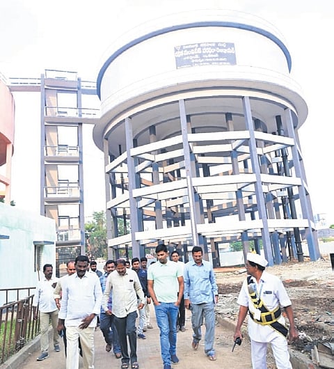 VMC chief Dhyanchandra inspects water reservoir works in 40th division 
