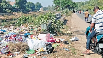 Garbage lying dumped on the roadside at Petanala in CDA locality 
