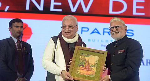 TNIE Editorial Director Prabhu Chawla presents a memento to chief guest and Kerala Governor Arif Mohammed Khan.