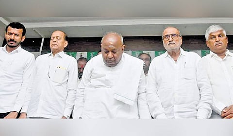 Former PM HD Deve Gowda and other JDS leaders observe a moment of silence for late former PM Manmohan Singh in Bengaluru on Friday.
