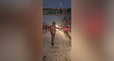 Himachal police directing traffic in heavy snowfall on the  Manali-Leh highway.