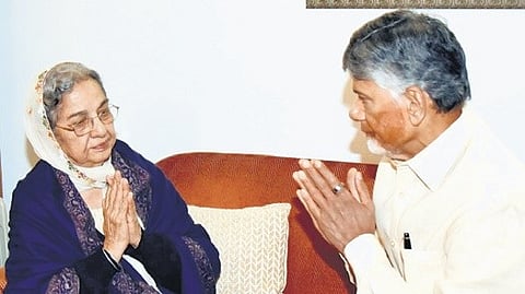 Andhra PRadesh CM Chandrababu Naidu with Dr Manmohan Singh's wife. 