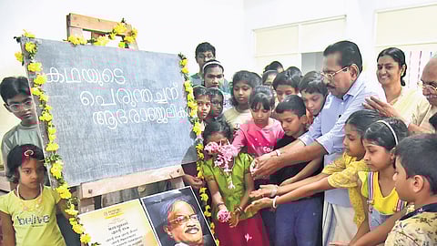 Writer George Onakkoor along with students of Malayalam Pallikkoodam pays tribute to M T Vasudevan Nair at Model LPS, Thycaud, on Sunday.