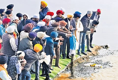 Former prime minister Dr Manmohan Singh’s ashes being immersed at the Asth Ghat, Majnu Ka Tilla in New Delhi on Sunday.