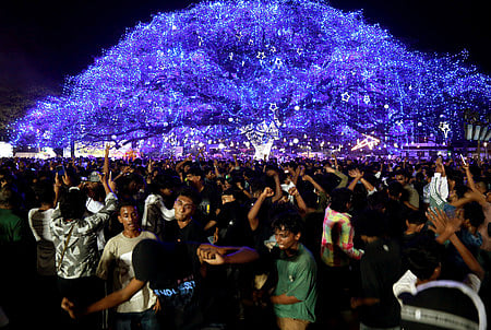 A huge crowd has turned up on the eve of the burning of Pappanji at the Fort Kochi Veli ground on Monday evening