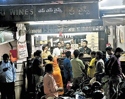 Customers throng a liquor store in Hyderabad on New Year’s Eve | Vinay Madapu