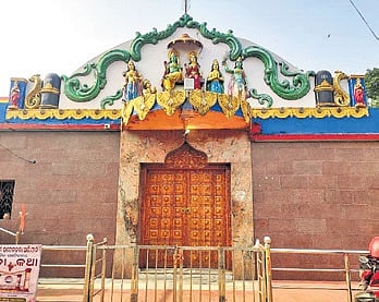 Burglars struck at the much-revered Panchamukhi Hanuman temple in Khapuria-Khannagar late on Friday night and decamped with gold and silver ornaments