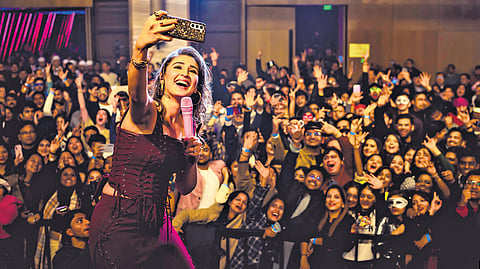 Dhvani Bhanushali with the audiece 