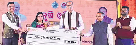 Deputy CM KV Singh Deo felicitating a farmer at Krushi Odisha-2025 in Bhubaneswar