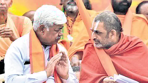 VHP international president Alok Kumar shares a view with Sri Tridandi Chinna Jeeyar Swamy at the ‘Hyndava Sankharavam’ public meeting at Kesarapalli near Vijayawada on Sunday 