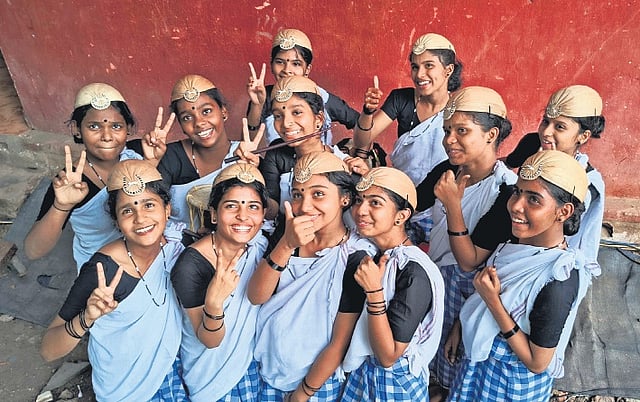 Partcipants of Mangalamkali before the performance during State School Kalolsavam