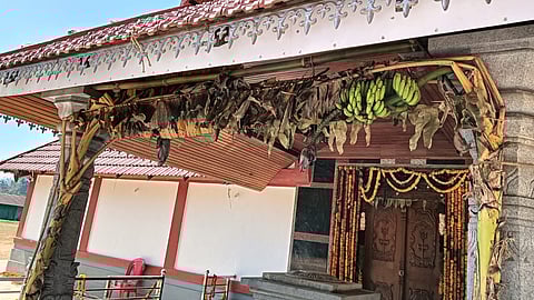 The temple committee alongside other leaders held an elaborate meeting at Maragodu VSSN hall to discuss the matter of allowing devotees’ entry into the temple wearing traditional attire.