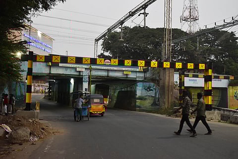 The Coimbatore city police have fixed a height barrier at Lanka Corner underpass with the support of the Railway Department in Coimbatore. 