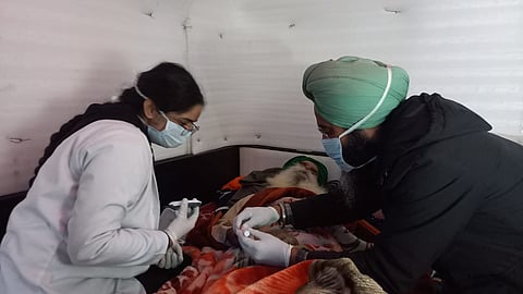 Jagsit Singh Dallewal being attended by doctors.