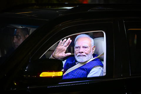 08/01/2025 - Bhubanesswar - PM Narendra Modi waves at people from inside a car after arriving in the city to inaugurate 18th Pravasi Baharatiya Diwas in Bhubaneswar on Wednesday. 