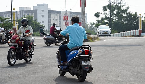 Vehicles plying on Anna Nagar Link Road in Tiruchy |