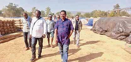 Farmers from Rajbodasambar Krushak Sangathan at a mandi in Padampur