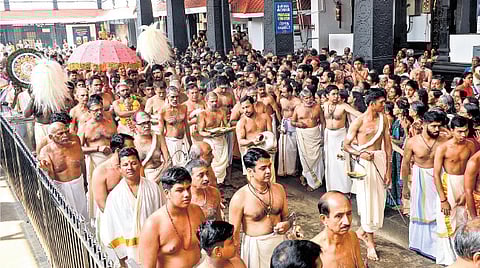 Debate over temple dress code bares social divisions