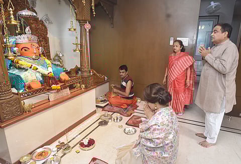  Union Minister Nitin Gadkari with BJP MP and Bollwood actor Kangana Ranaut at his residence, in Nagpur. 