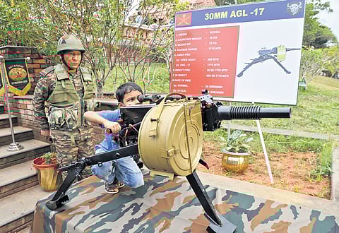 Hundreds attend Army Day weapons display at Kanakakunnu; interact with military personnel