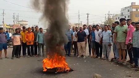 Activists burn the tire in Jewargi on Thursday~Pragatipara Sanghatanegala Okkuta holds protest on Thursday~Activists from Hindu Jagruti Sene and Veerashaiva Lingayat Mahasabha stage a protest.